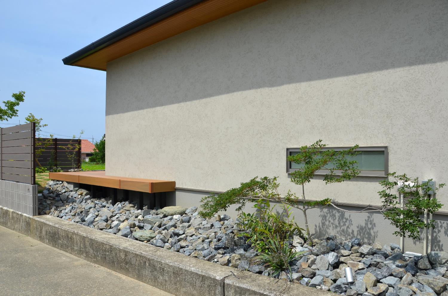 栗石を敷き詰め、ロックガーデン風に