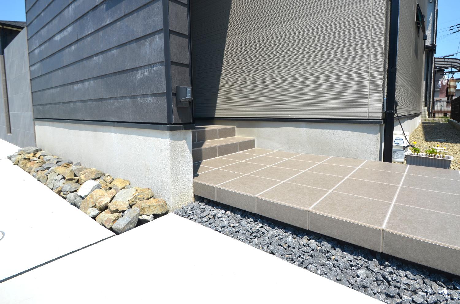 玄関ポーチの1段目は浮き階段にしました。