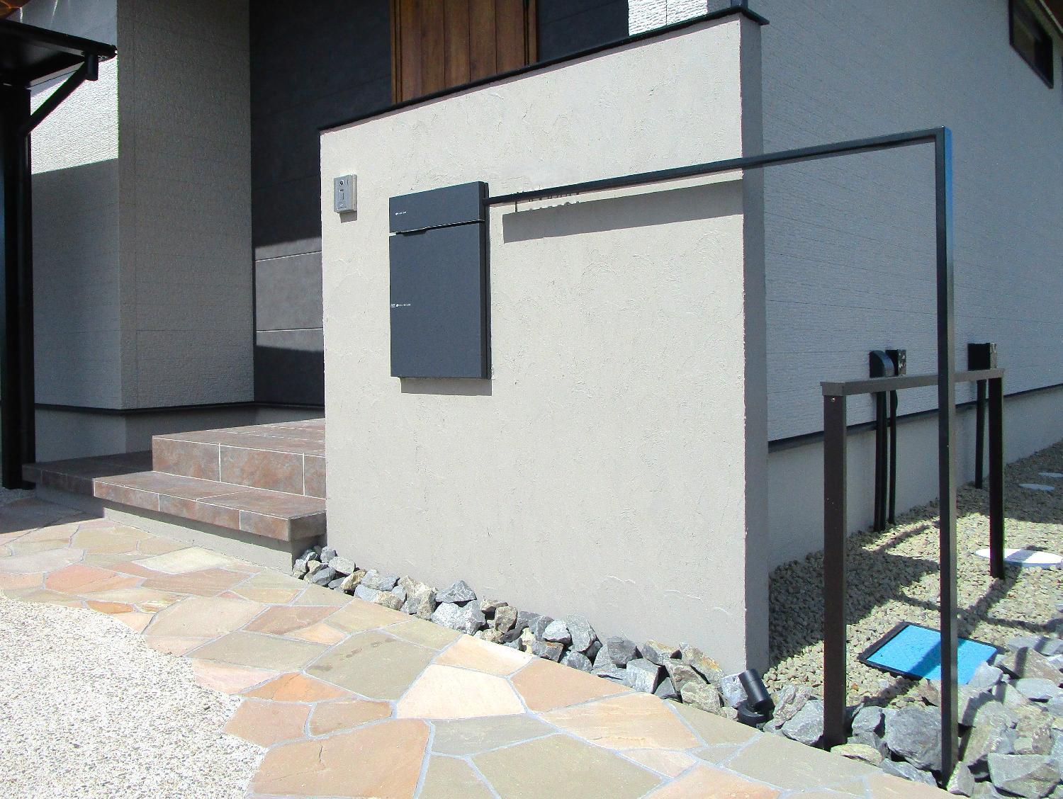 シンプルな門柱ながらもフレームフェンスや下部にスポットライトを仕込むことで、夜のライトアップにもこだわりました。