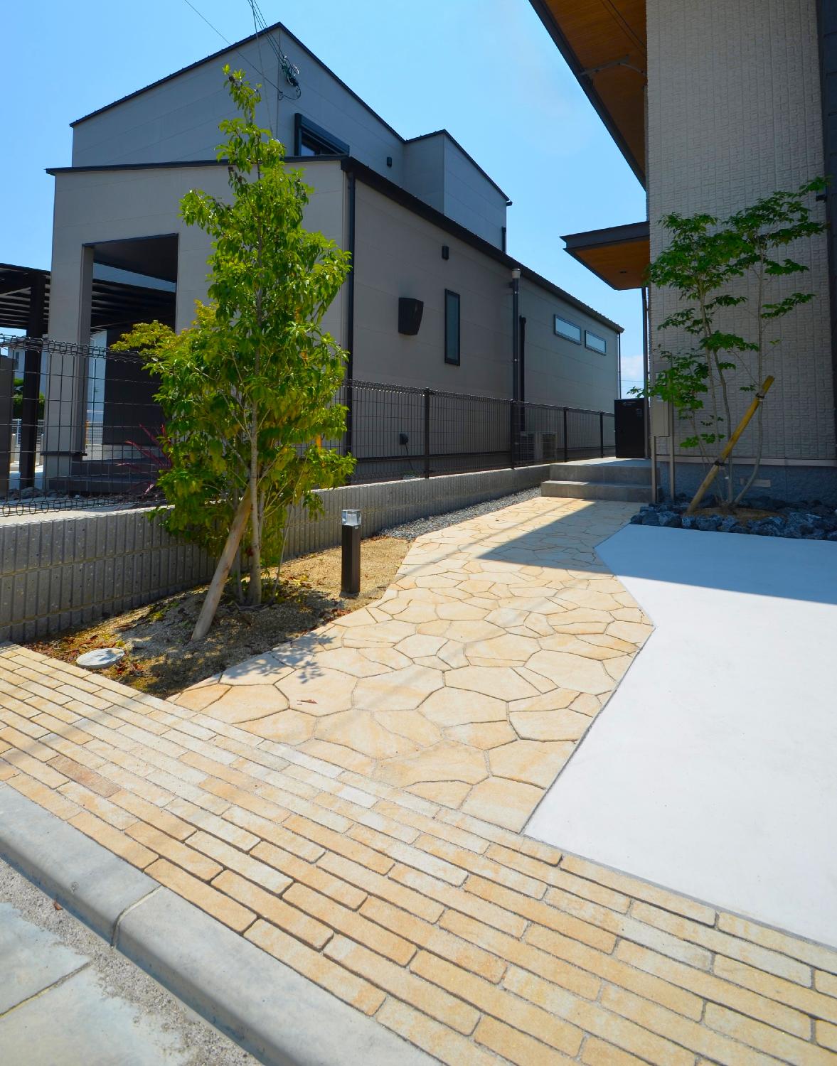 アプローチは平板と乱形を組み合わせました。