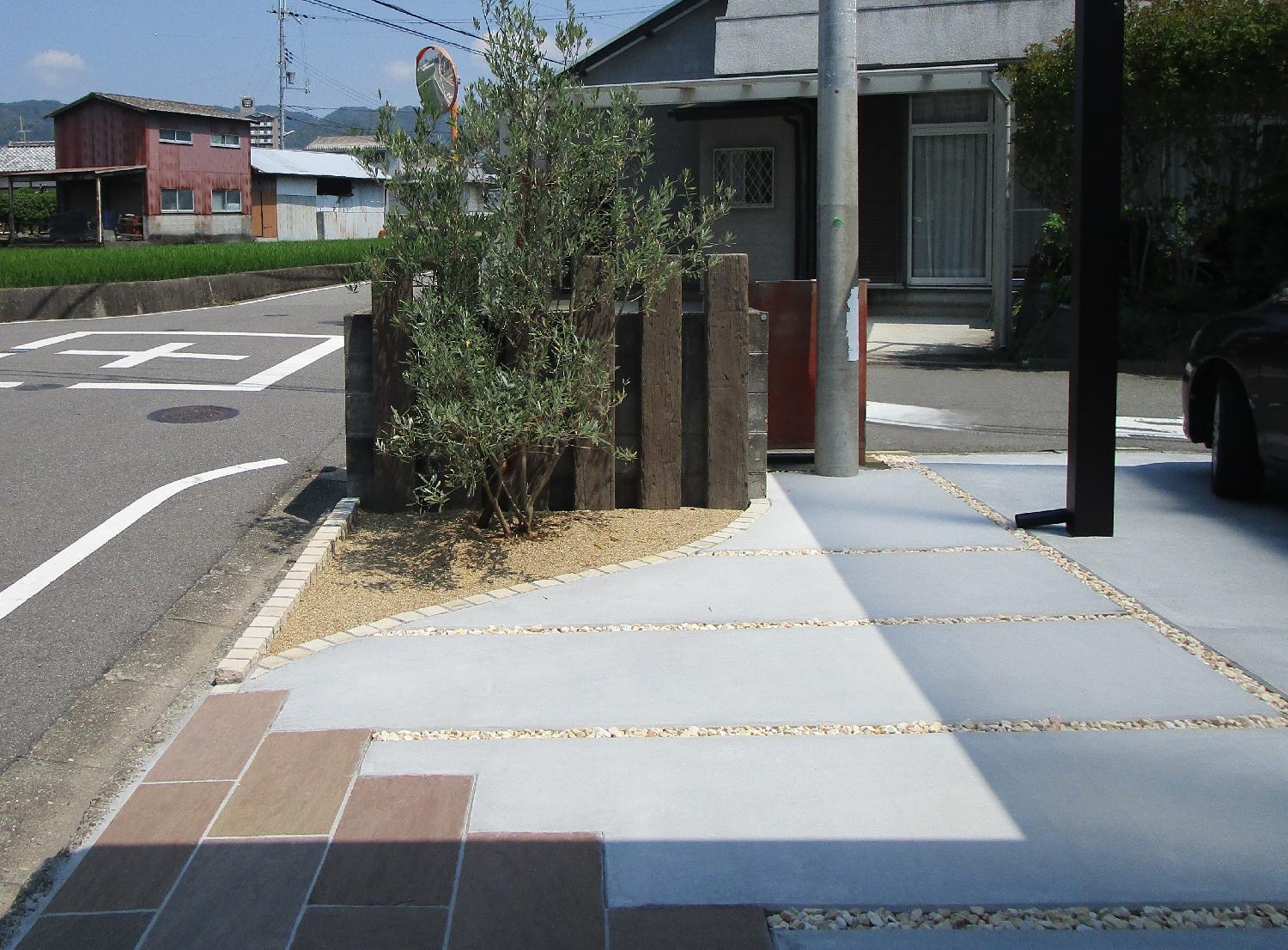 シンボルツリーはオリーブ、コンクリート製の枕木材はTOYOのレイルスリーパーラフトです。