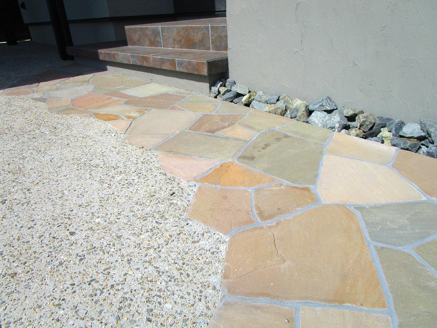 アプローチには天然石：グルバストーンの乱形でアクセントをつけました。玄関ポーチは浮き階段仕様にしました！