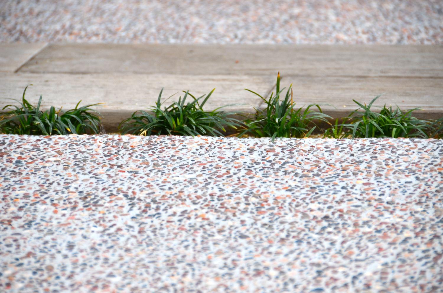 枕木調のコンクリート舗装材:レイルスリーパーペイブライトと奏石を使用。