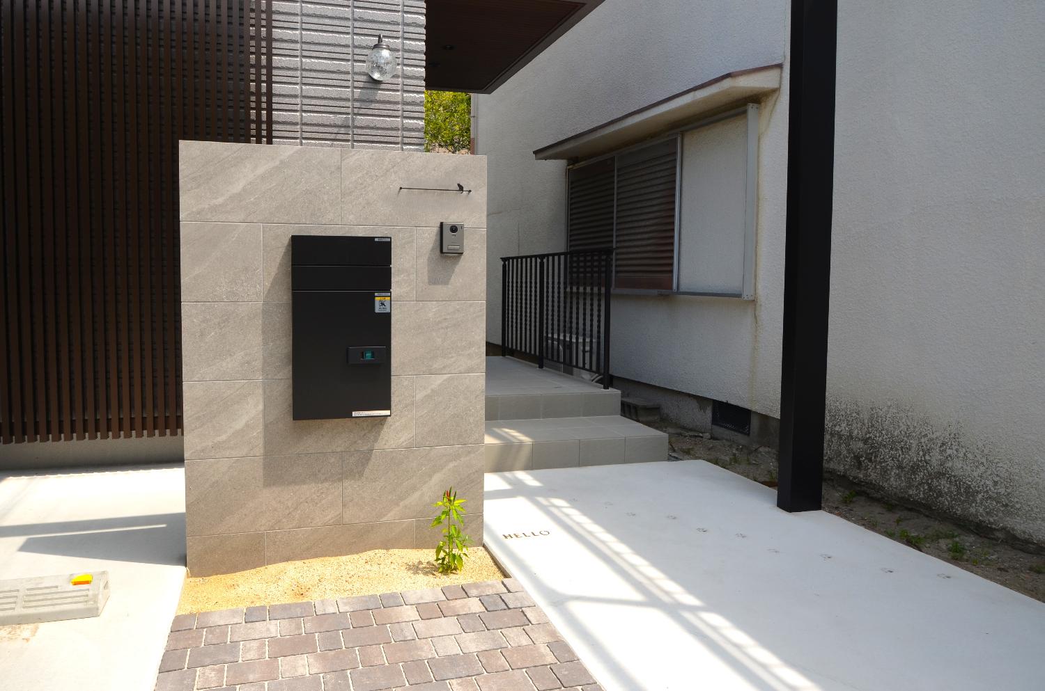 門柱のタイルはタカショーのアヴェルサです。