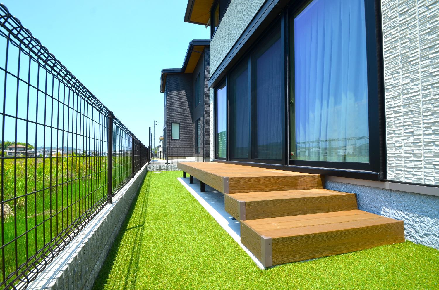 ウッドデッキはタカショーのエバーエコウッド リアルです。