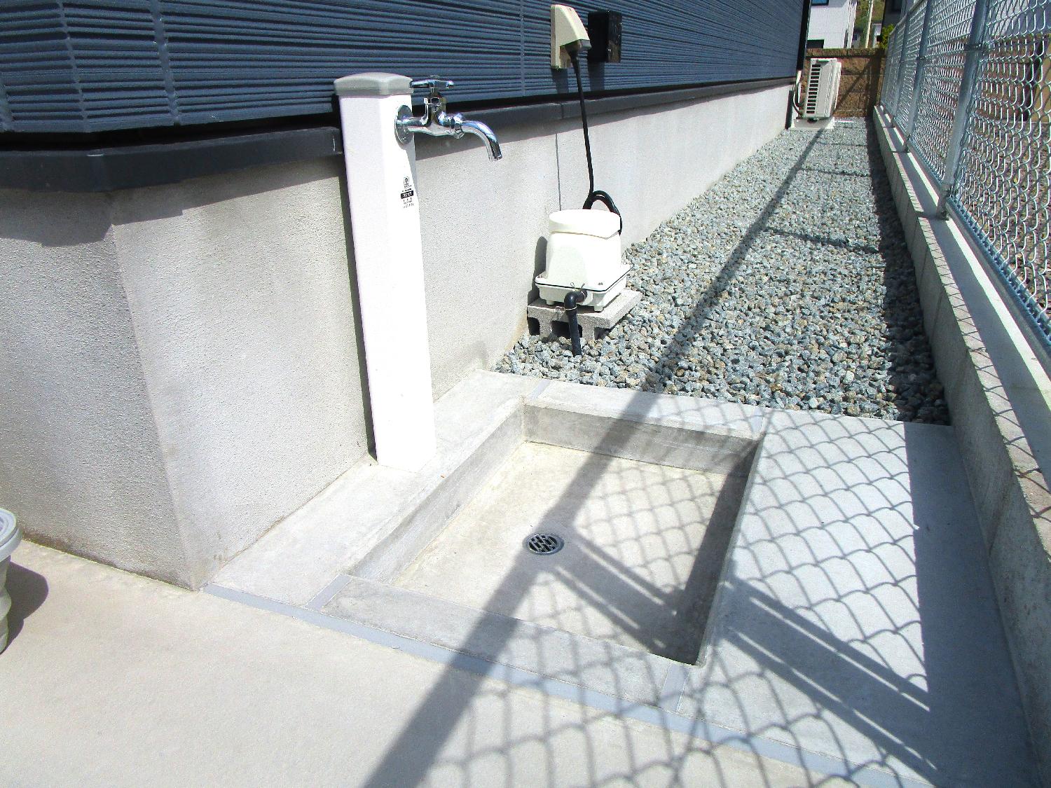 立水栓回りはコンクリートの掘り込みにしました