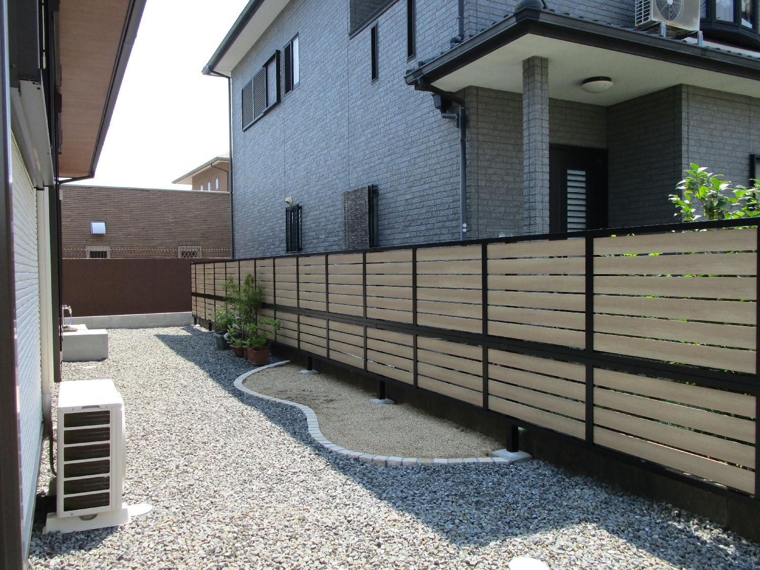 目隠しフェンス下部の曲線部分は、将来的に植栽スペースとして利用できるようにしました。