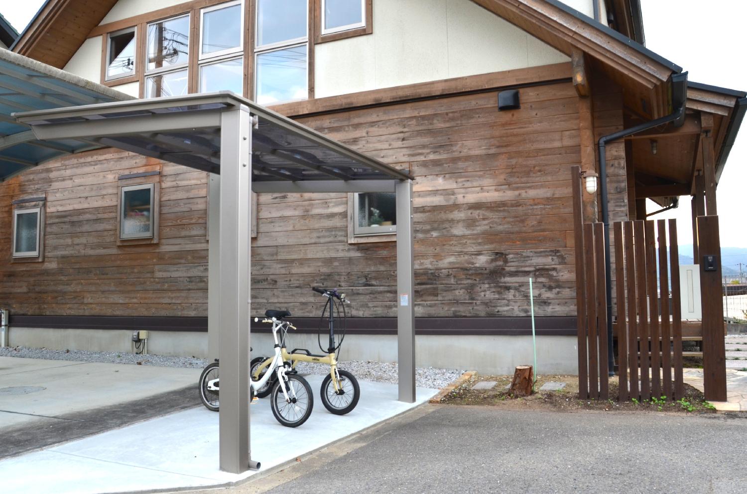 カーポートの横にサイクルポートを設置しました。