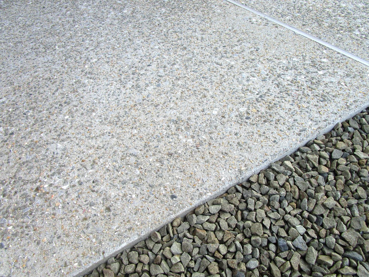 土間は全て洗い出しコンクリート仕上げに。