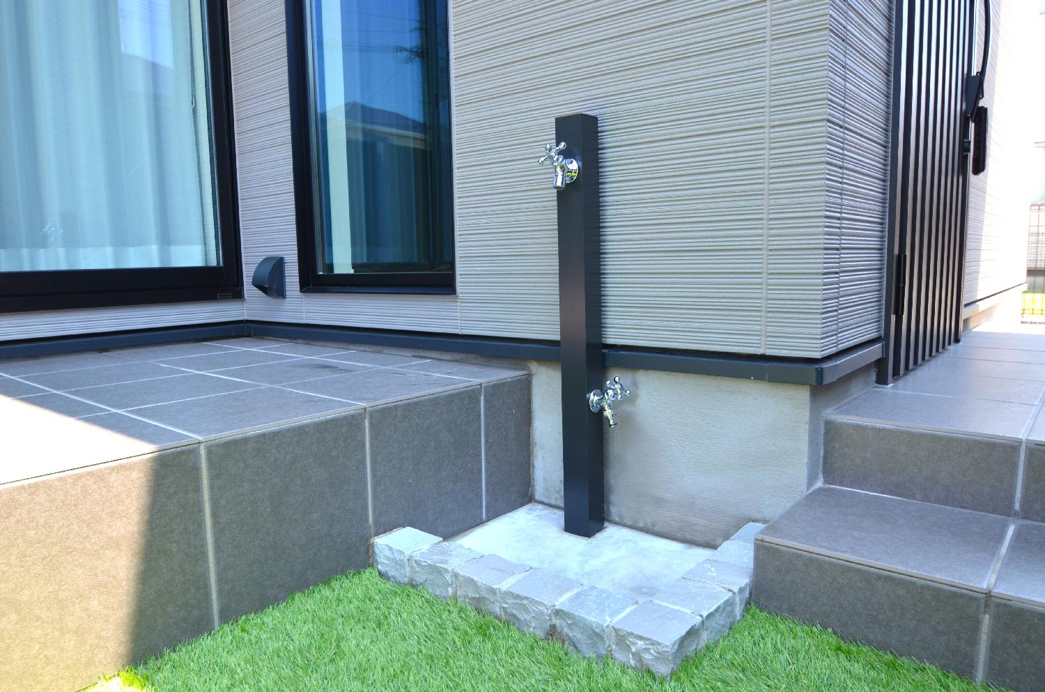 家の本体工事で標準仕様になる立水栓は、ピンコロ石で縁取りや排水面をモルタル仕上げすることでおしゃれになります。