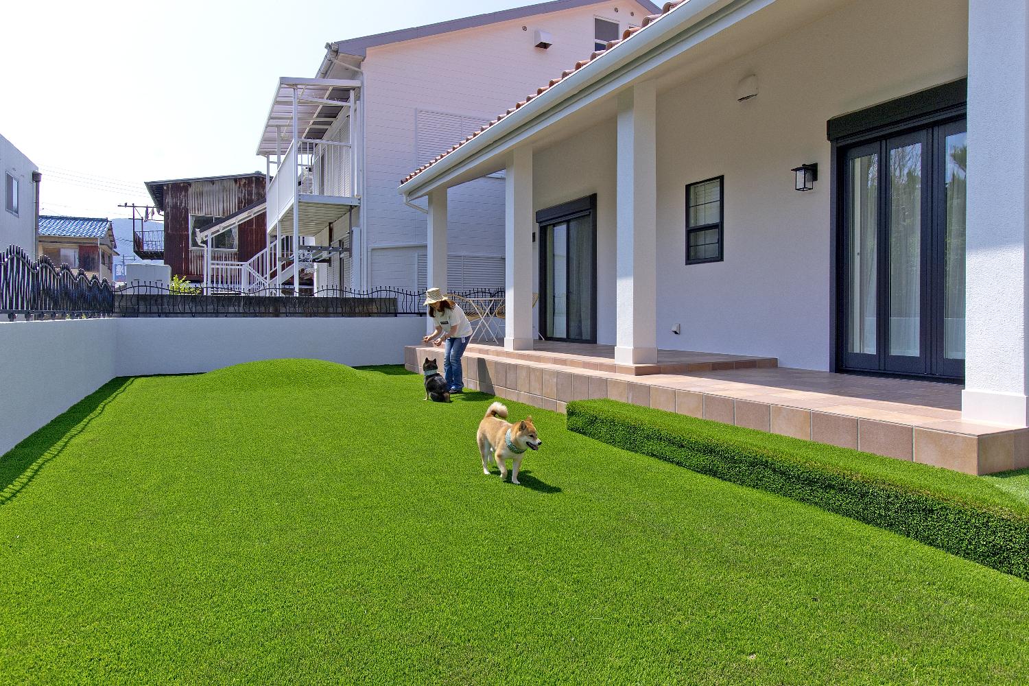 開放的な庭でドッグランが楽しめます