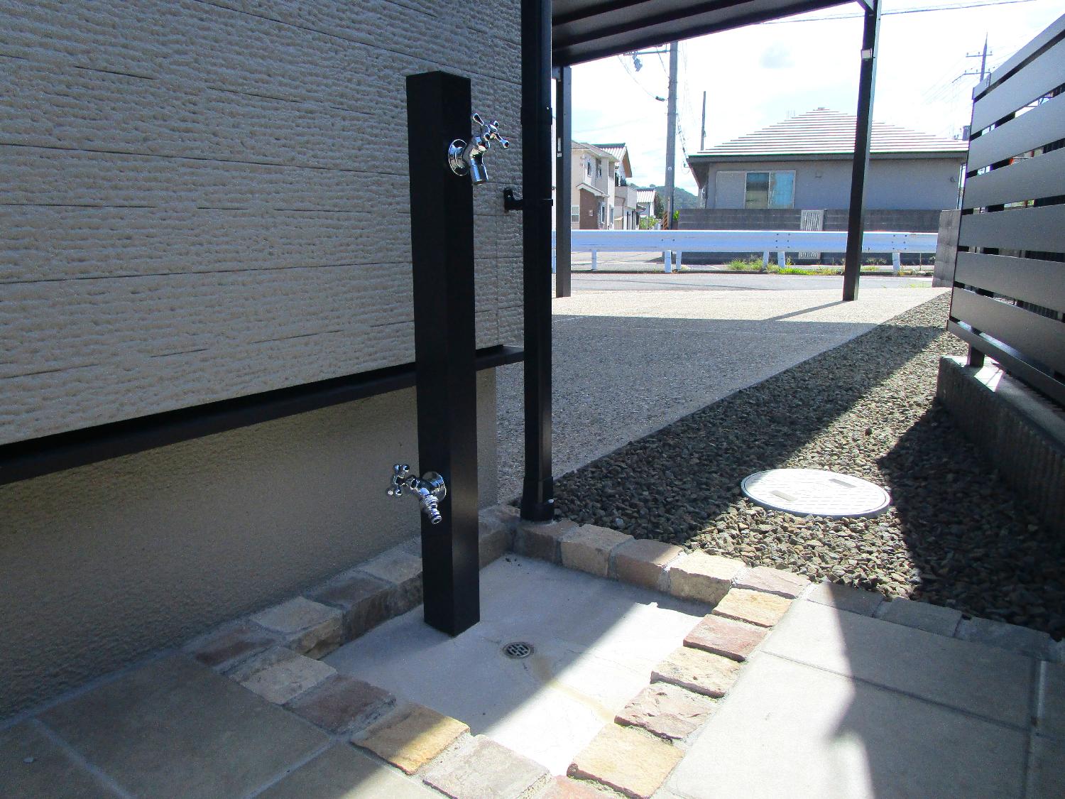 立水栓回りは掘り込み、モルタル仕上げにしました。